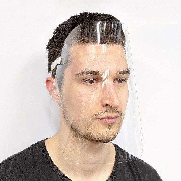 Junger Mann trägt das RIWA FaceShield, einen in Deutschland hergestellten und vollständig CE-zertifizierten Gesichtsschutzschildes.