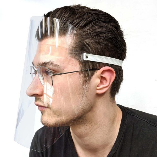 Junger Mann trägt das RIWA FaceShield, einen in Deutschland hergestellten und vollständig CE-zertifizierten Gesichtsschutzschildes.